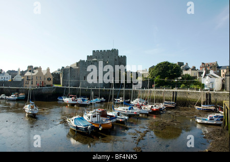 Castle Rushen et port de Castletown Banque D'Images