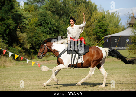 Démontrer aux participants des jeux équestres traditionnels pour le public, ouvert Eocha European Championship 09, montée du tir à l'ARC, Banque D'Images