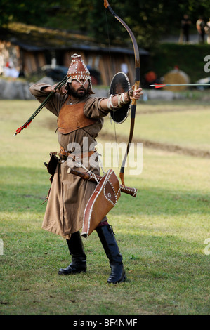 Archer démontrant les techniques de combats traditionnels avec arc et flèche pour le public, ouvert Eocha European Championship 09, Banque D'Images