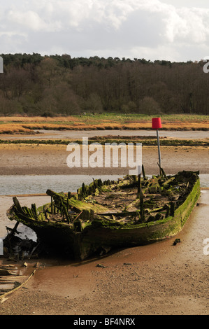 Vieux Bateau, épave, rivière Deben à marée basse, Melton, Woodbridge, Suffolk, printemps, Avril Banque D'Images