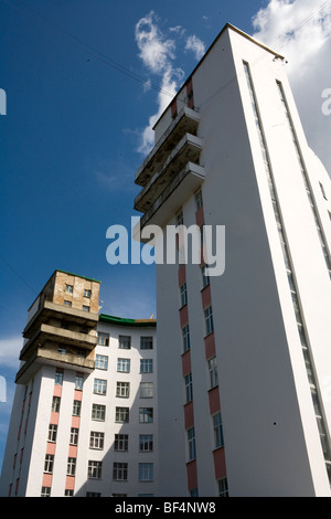 Circulaire semi style art deco apartment block, low angle view, Russie Banque D'Images