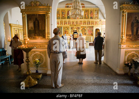 Fidèles dans l'Eglise orthodoxe, Ekaterinbourg, Russie Banque D'Images