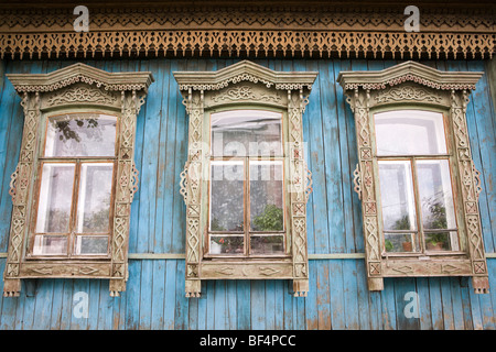 Maison traditionnelle en bois extérieur avec ornately carved les cadres de fenêtre, détail, Russie Banque D'Images