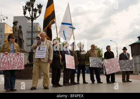 Les nationalistes russes avec des pancartes dans city square, Ekaterinbourg, Oural, Russie Banque D'Images