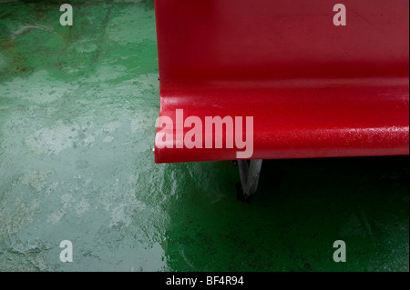 Siège en plastique rouge sur ferry en Ecosse Banque D'Images