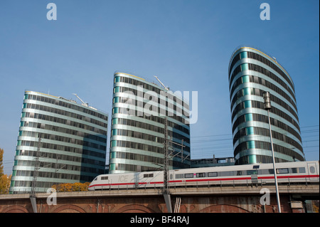 TRIAS les immeubles de bureaux et une formation dans le centre de Berlin, Allemagne Banque D'Images
