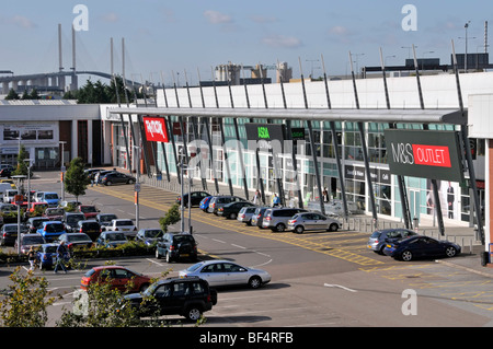 Le Junction Retail Park parking gratuit et unités de magasin à côté de l'autoroute M25 routes de liaison sur le pont traversant la rivière Dartford Thurrock Essex Angleterre Royaume-Uni Banque D'Images