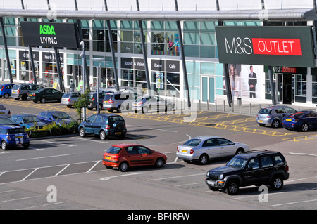 Vue aérienne des magasins d'usine et magasins d'usine Asda Living & Marks and Spicers, parking gratuit dans le parc commercial Lakeside Shopping Park West Thurrock Essex, Angleterre Banque D'Images