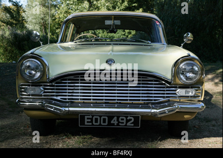 Head-on tourné de Vauxhall Cresta PA sur l'affichage dans le cadre du rallye de voitures classiques 2009 Sandwich Banque D'Images