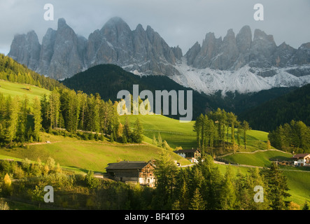 Odle montagnes au-dessus de Val di Funes, Dolomites, Italie Banque D'Images