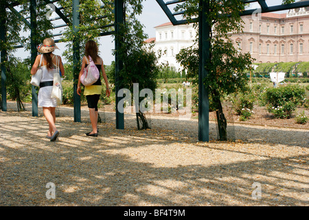Deux filles dans un jardin. Palais Royal de Venaria. Turin, Piémont, Italie. Banque D'Images