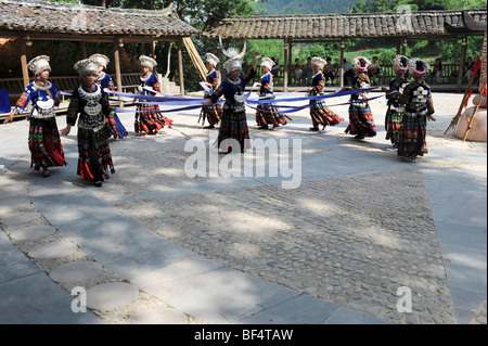 Les femmes Miao danse cérémoniale, Jinhe Gong, Kaili, Qiandongnan Préfecture autonome Miao et Dong, province de Guizhou, Chine Banque D'Images