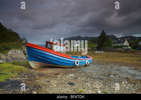 Bateau de pêche à marée basse, Plocton, Loch Carron, North West Highlands, Ecosse Banque D'Images