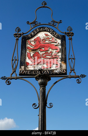 Ancienne auberge et hôtel signe, Russell's, 16e siècle, High Street, Chipping Campden, Gloucestershire, Angleterre, Royaume-Uni, Banque D'Images