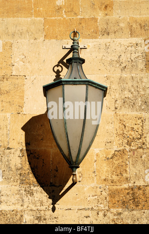 Vieille lampe de rue sur un mur, High Street, Chipping Campden, Gloucestershire, Angleterre, Royaume-Uni, Europe Banque D'Images