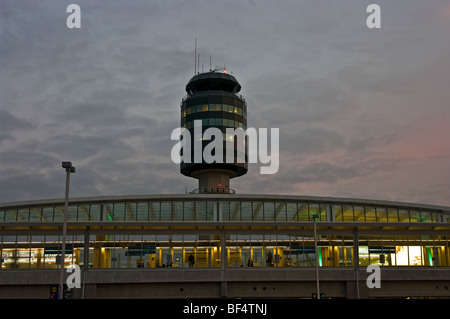 Aéroport de Vancouver montrant station du skytrain et tour de contrôle de la circulation aérienne Banque D'Images