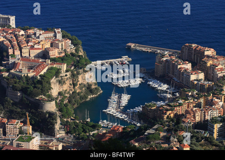 Fontvieille Port avec superyachts entre le centre-ville historique de Monaco avec le Prince's Palace et la cathédrale et le nouveau Banque D'Images