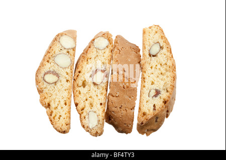 Biscuits aux amandes croquantes original italien isolé sur fond blanc Banque D'Images