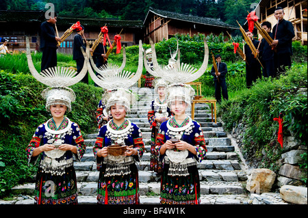 Les jeunes femmes Miao Miao en costume traditionnel accueille les touristes avec du vin, comté de Leishan, Kaili Ville, province du Guizhou, Chine Banque D'Images