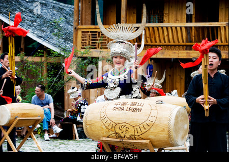 Jeune femme Miao Miao en costume traditionnel de l'exécution de la danse du tambour, comté de Leishan, Kaili Ville, province du Guizhou, Chine Banque D'Images