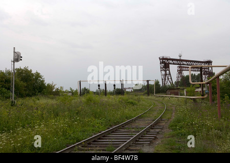 Voie ferrée simple abandonnés et tubes industriels, Oural, Russie Banque D'Images