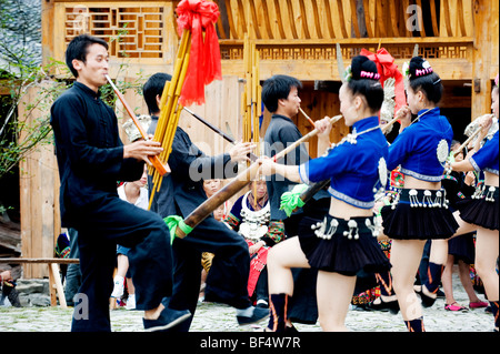 Jupe courte effectuer Miao Miao Langde, East Village, comté de Leishan, Kaili Ville, province du Guizhou, Chine Banque D'Images