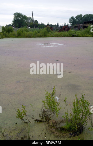 Une rivière polluée dans l'Oural Banque D'Images