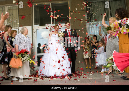 Vous pourrez prendre une douche wedding couple de pétales en réception, Ekaterinbourg, Russie, l'usine Uralmash Banque D'Images