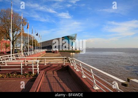 Deep Submarium la statue et le voyage de Victoria Pier, Kingston Upon Hull, East Yorkshire, Angleterre, Royaume-Uni. Banque D'Images