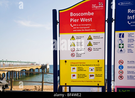 La nouvelle jetée de Boscombe avec resort et des panneaux d'avertissement sur la promenade. Bournemouth, Dorset. UK. Banque D'Images