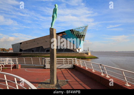 Deep Submarium le Voyage et statue, Kingston Upon Hull, East Yorkshire, Angleterre, Royaume-Uni. Banque D'Images