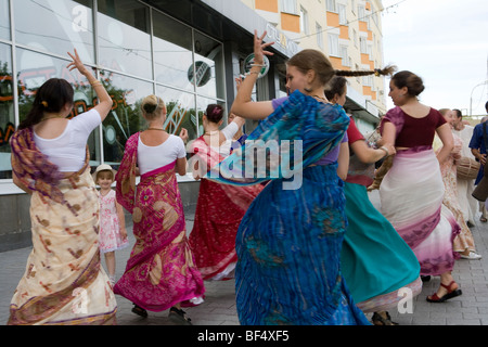 Les femmes disciples Hare Krishna danse de rue, Ekaterinbourg, Oural, Russie Banque D'Images