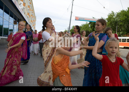 Disciples de Hare Krishna défilant dans la rue, Ekaterinberg, Russie Banque D'Images