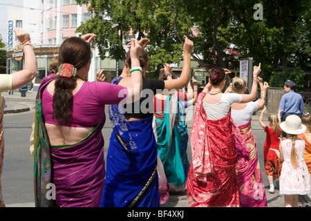 Les femmes disciples Hare Krishna danse de rue, Ekaterinbourg, Oural, Russie Banque D'Images