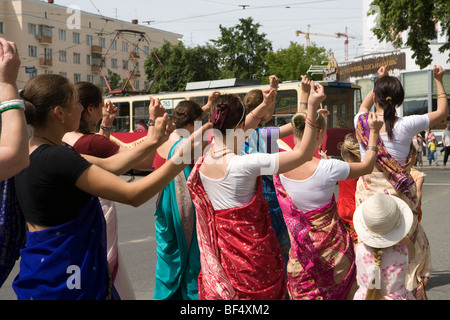 Disciples de Hare Krishna dansant sur rue, Ekaterinberg, Russie Banque D'Images