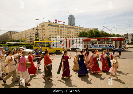 Disciples de Hare Krishna dansant dans la Vieille-Ville, Ekaterinbourg, Oural, Russie Banque D'Images