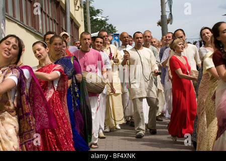 Disciples de Hare Krishna danse de rue, Ekaterinbourg, Oural, Russie Banque D'Images