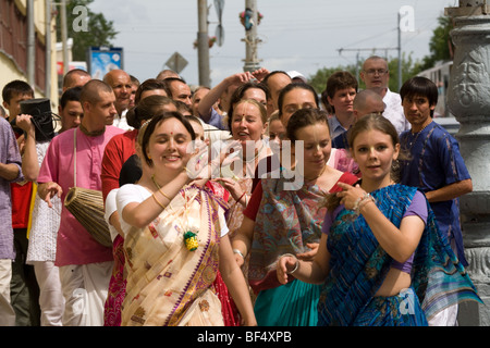 Disciples de Hare Krishna défilant dans la rue, Ekaterinberg, Russie Banque D'Images