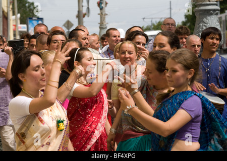 Les femmes disciples Hare Krishna dansant ensemble dans la rue, Ekaterinbourg, Oural, Russie Banque D'Images