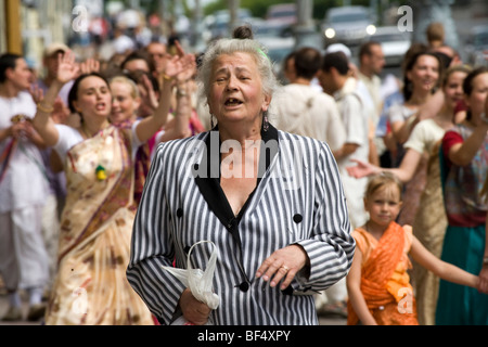 Disciples de Hare Krishna défilant dans la rue, Ekaterinberg, Russie Banque D'Images