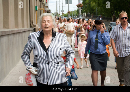 Disciples de Hare Krishna défilant dans la rue, Ekaterinberg, Russie Banque D'Images