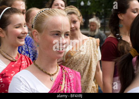 Disciples de Hare Krishna défilant dans la rue, Ekaterinberg, Russie Banque D'Images