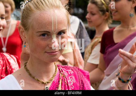 Disciples de Hare Krishna défilant dans la rue, Ekaterinberg, Russie Banque D'Images