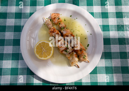 Brochette de poisson, Mese, diverses spécialités servies sur petites plaques, taverne dans le village de Tochni, Chypre, Grèce, Europe Banque D'Images