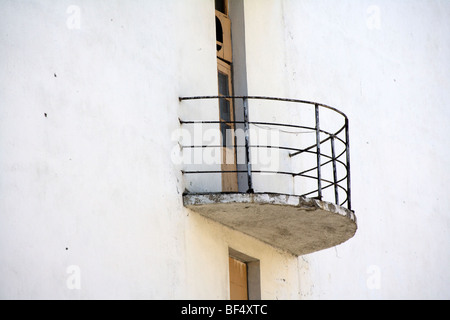 Fédération de style moderniste immeuble blanchi à la chaux avec porte et balcon, détail Banque D'Images