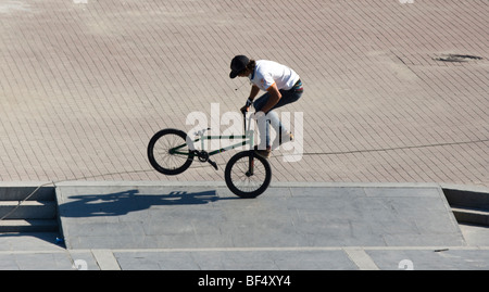 Cycliste BMX trick en équilibrage faire town square, Ekaterinbourg, Russie Banque D'Images