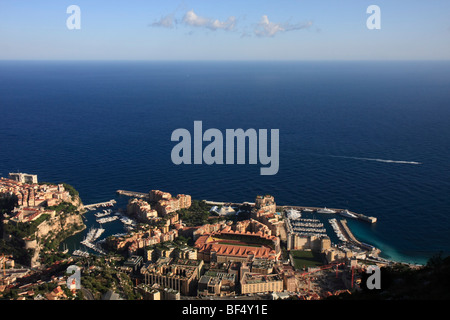 Quartier Fontvieille avec les ports de Fontvieille et Cap d'ail, du stade de football de l'AS Monaco et la tente du cirque Banque D'Images