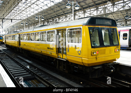 Petit train de banlieue, l'attente à une station. Cliquez pour plus de détails. Banque D'Images