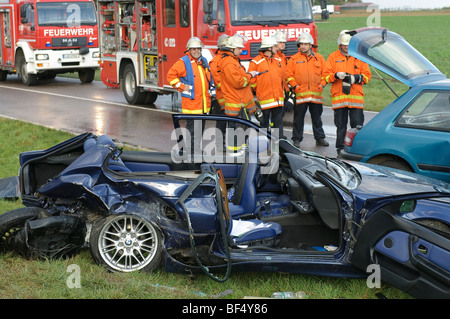 L'épave d'une BMW série 3 à la suite d'un accident mortel de la circulation sur la route B295 entre Leonberg et Stuttgart, Bade-Wurtemberg, Banque D'Images