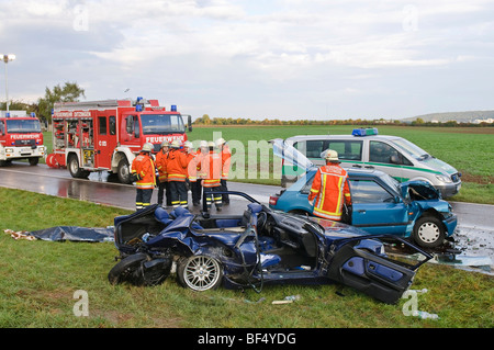 L'épave d'une BMW série 3 à la suite d'un accident mortel de la circulation sur la route B295 entre Leonberg et Stuttgart, Bade-Wurtemberg, Banque D'Images